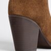 Botas de cano curto em pele estilo cowboy