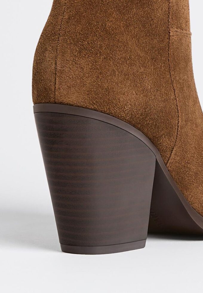 Botas de cano curto em pele estilo cowboy