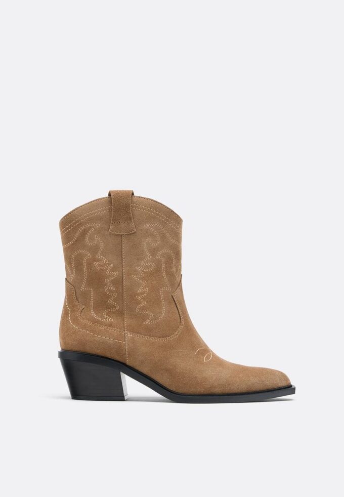 Botas de cano curto estilo cowboy em pele dividida