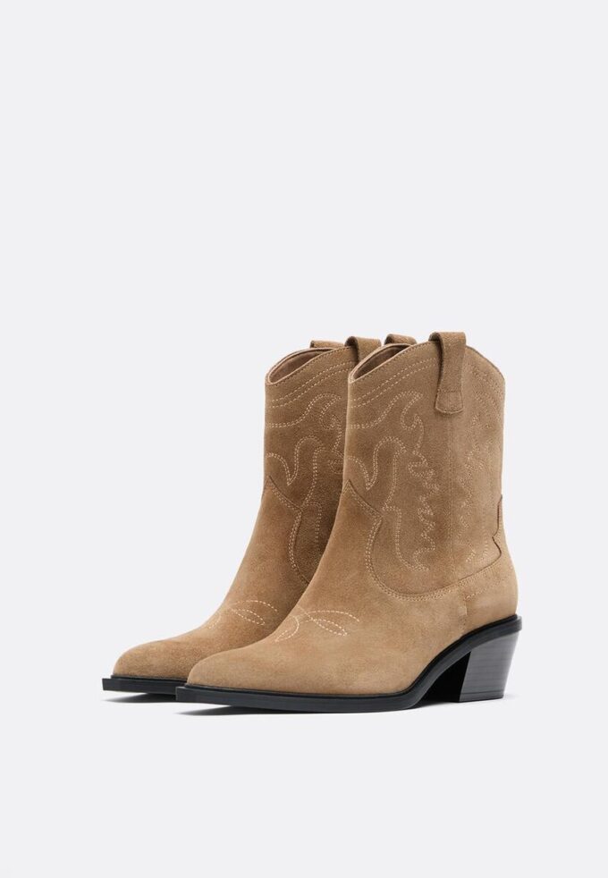 Botas de cano curto estilo cowboy em pele dividida