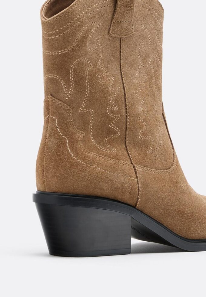 Botas de cano curto estilo cowboy em pele dividida