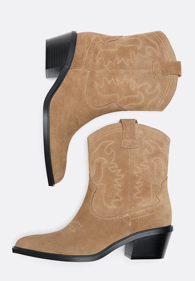 Botas de cano curto estilo cowboy em pele dividida