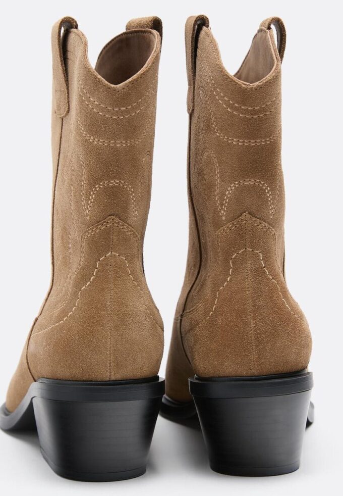 Botas de cano curto estilo cowboy em pele dividida
