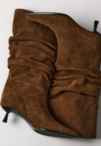 Botas de pele com salto baixo