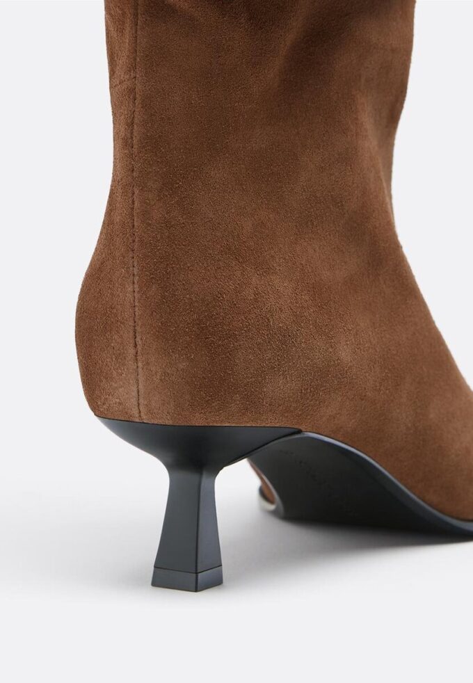 Botas de pele com salto baixo Botas de pele com salto baixo