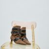 Botas de salto baixo em pele com cinto