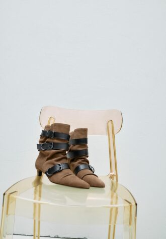 Botas de salto baixo em pele com cinto
