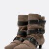 Botas de salto baixo em pele com cinto