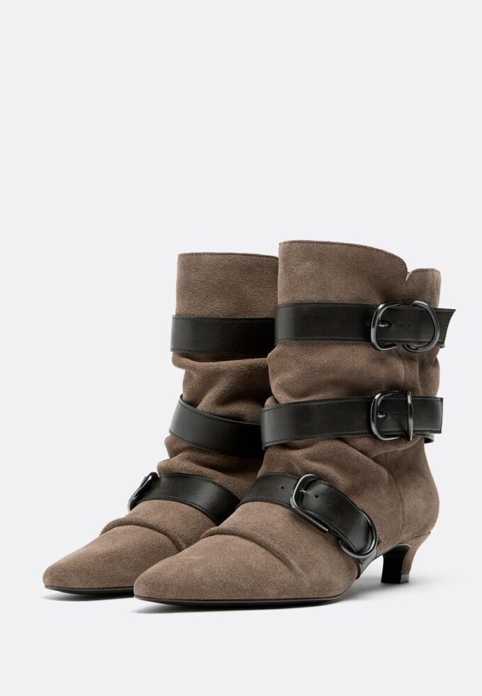 Botas de salto baixo em pele com cinto