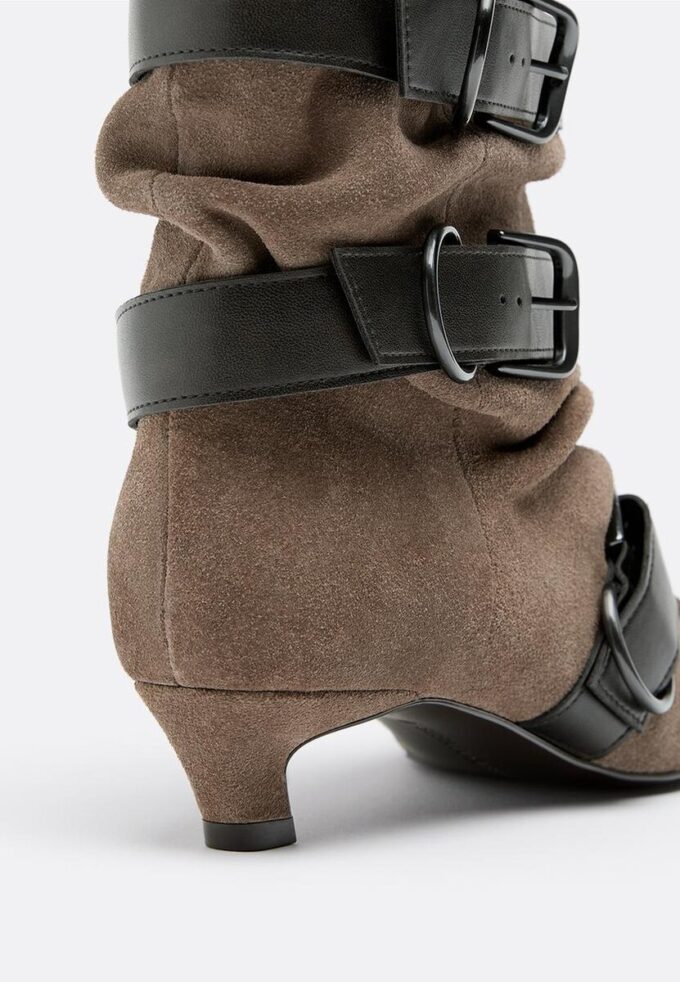 Botas de salto baixo em pele com cinto