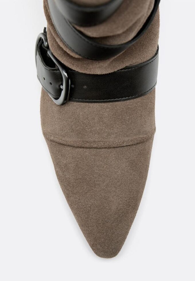 Botas de salto baixo em pele com cinto