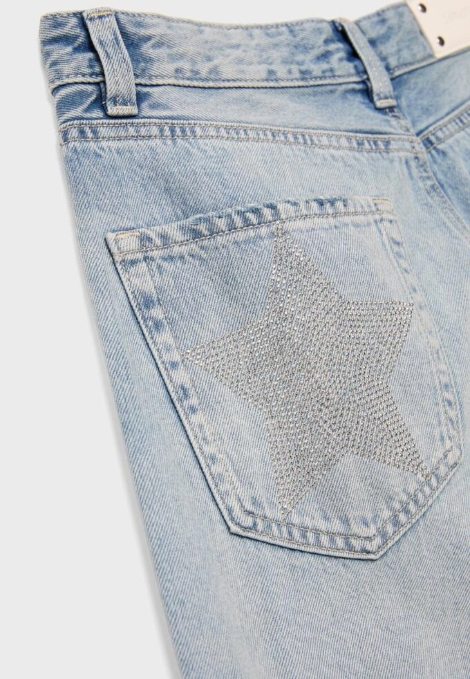 Calças de ganga de cintura baixa e perna Wide Leg com detalhe de estrela Calças de ganga de cintura baixa e perna Wide Leg com detalhe de estrela