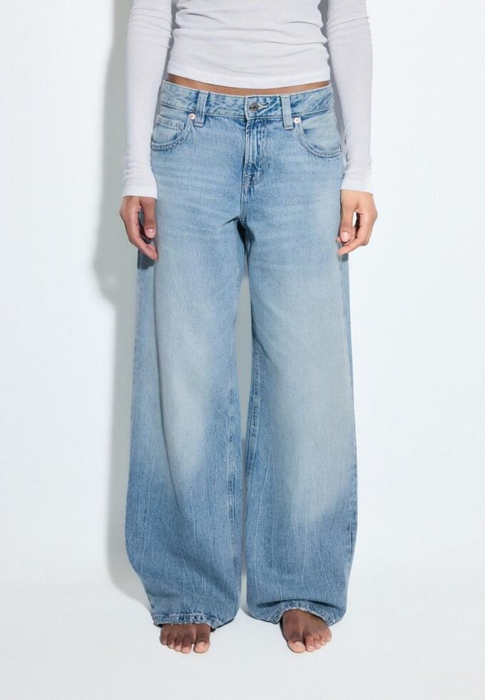 Calças de ganga de cintura baixa e perna Wide Leg com detalhe de estrela Calças de ganga de cintura baixa e perna Wide Leg com detalhe de estrela