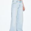 Calças de ganga de cintura baixa e perna Wide Leg com detalhe de estrela Calças de ganga de cintura baixa e perna Wide Leg com detalhe de estrela