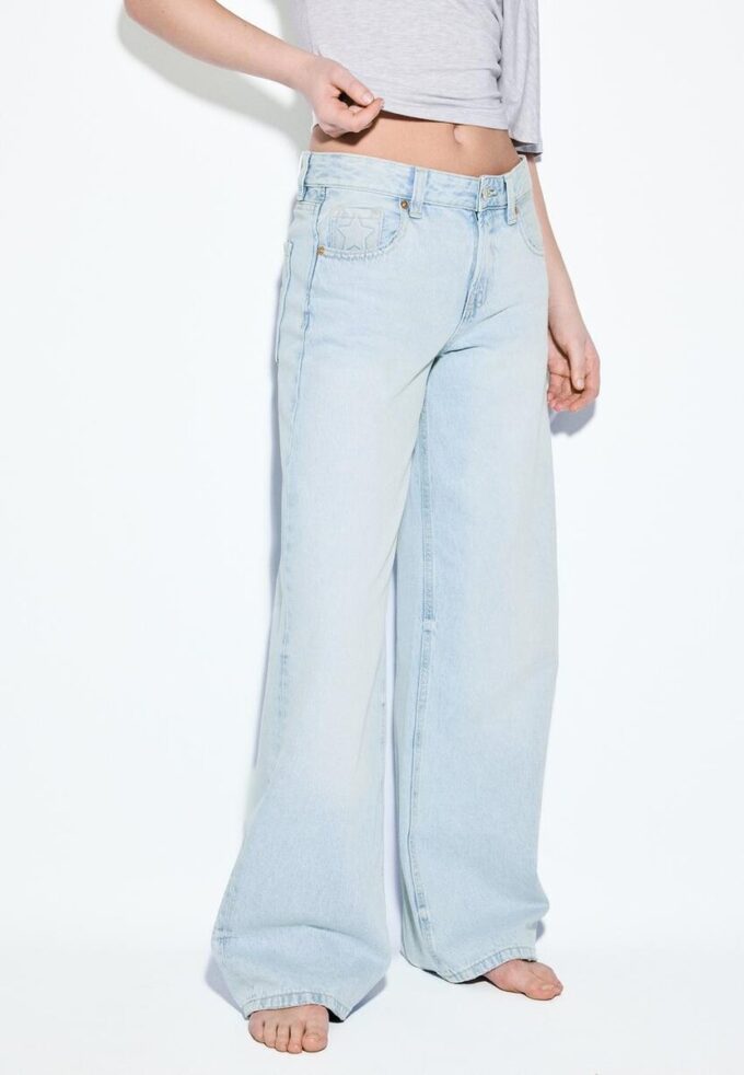 Calças de ganga de cintura baixa e perna Wide Leg com detalhe de estrela Calças de ganga de cintura baixa e perna Wide Leg com detalhe de estrela