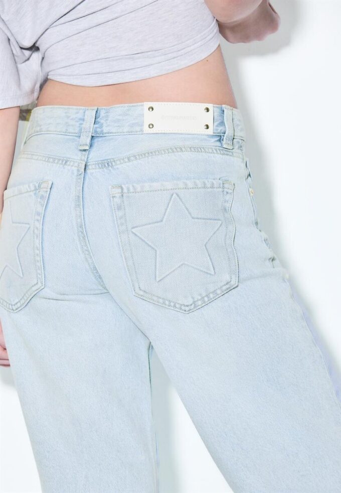 Calças de ganga de cintura baixa e perna Wide Leg com detalhe de estrela Calças de ganga de cintura baixa e perna Wide Leg com detalhe de estrela