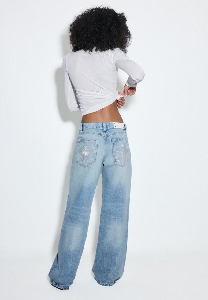 Calças de ganga de cintura baixa e perna Wide Leg com detalhe de estrela Calças de ganga de cintura baixa e perna Wide Leg com detalhe de estrela