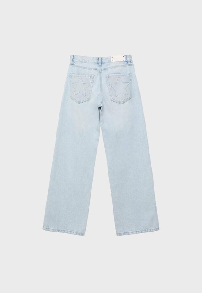 Calças de ganga de cintura baixa e perna Wide Leg com detalhe de estrela Calças de ganga de cintura baixa e perna Wide Leg com detalhe de estrela