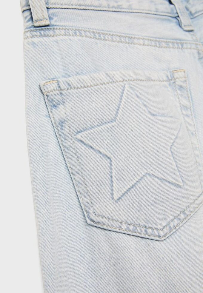 Calças de ganga de cintura baixa e perna Wide Leg com detalhe de estrela Calças de ganga de cintura baixa e perna Wide Leg com detalhe de estrela