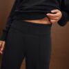 Calças de treino de corte reto com toque suave e detalhes de pregas Calças de treino de corte reto com toque suave e detalhes de pregas