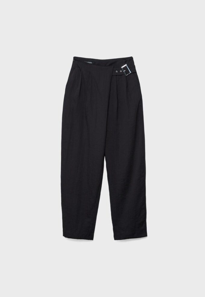 Calças fluidas com fivela