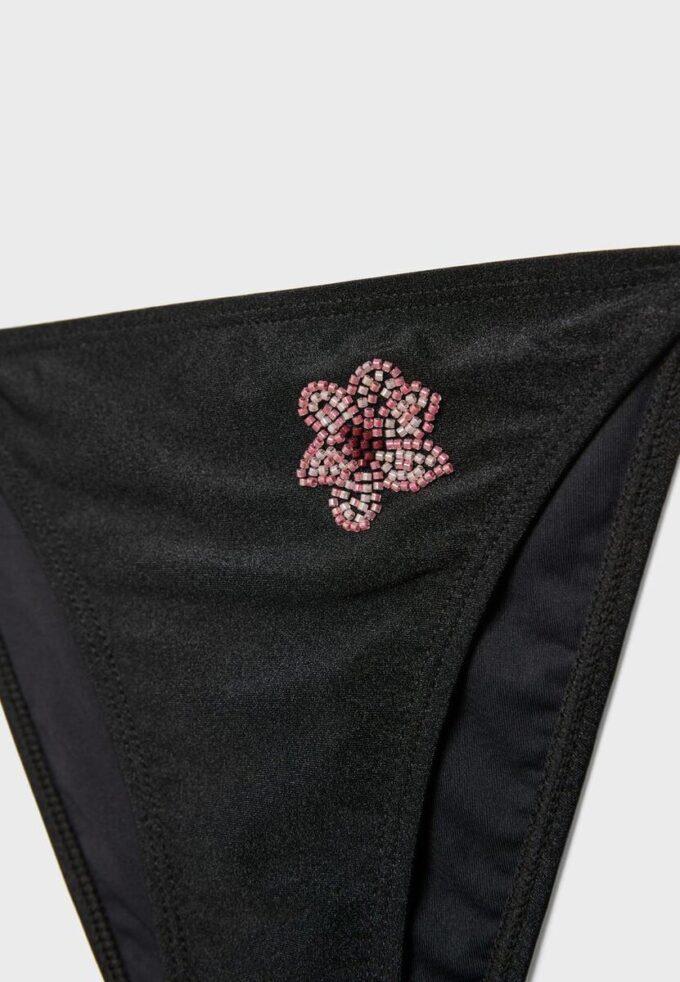 Calcinha de biquíni brasileira com bordado de flores