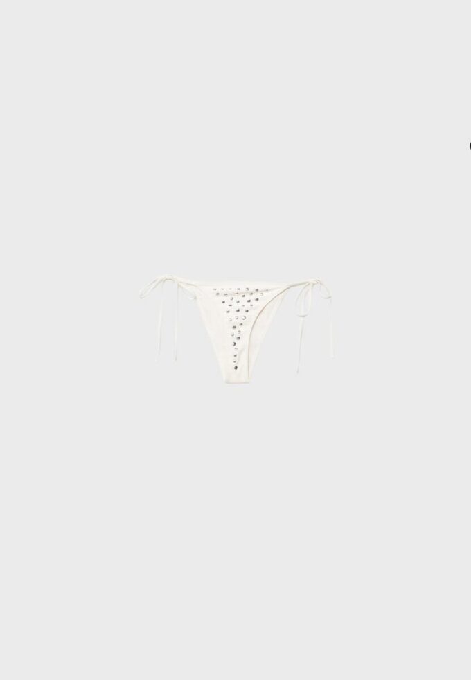 Calcinha de biquíni brasileira grande com tachas Calcinha de biquíni brasileira grande com tachas