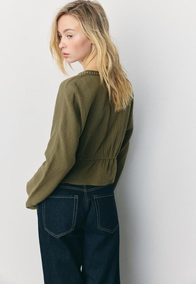 Camisa aberta com tachas Camisa aberta com tachas