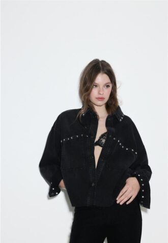 Camisa de ganga curta com tachas