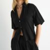 Camisa esvoaçante com botões Camisa esvoaçante com botões