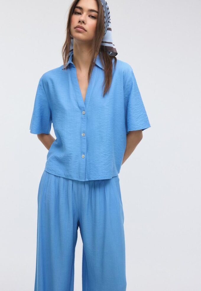 Camisa esvoaçante com botões