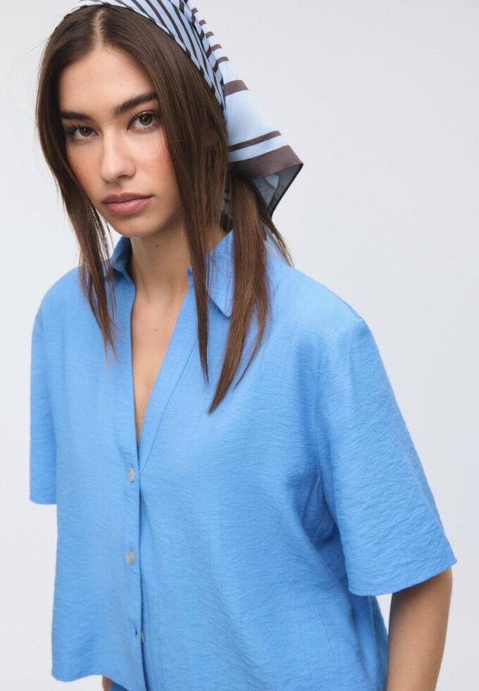 Camisa esvoaçante com botões