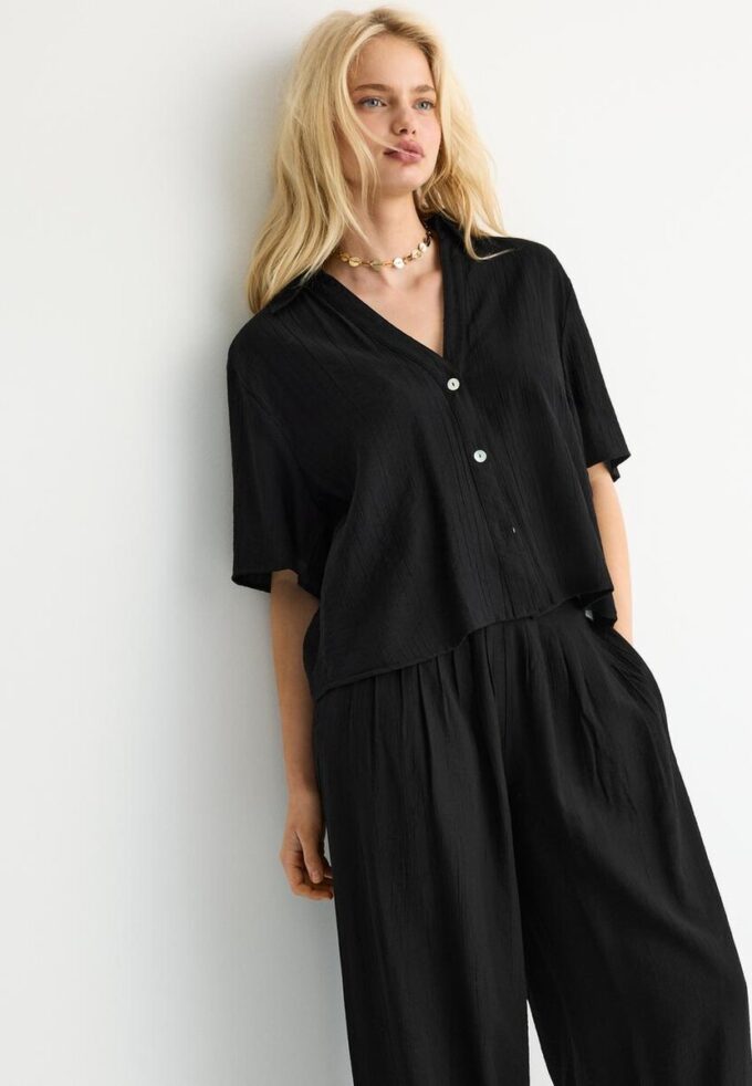 Camisa esvoaçante com botões Camisa esvoaçante com botões