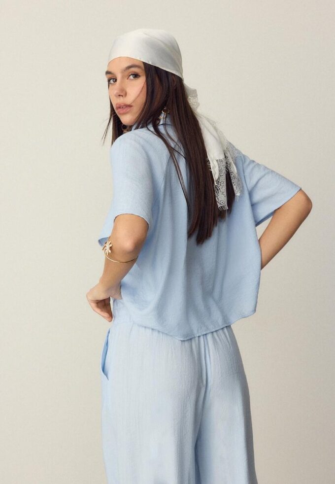Camisa esvoaçante com botões