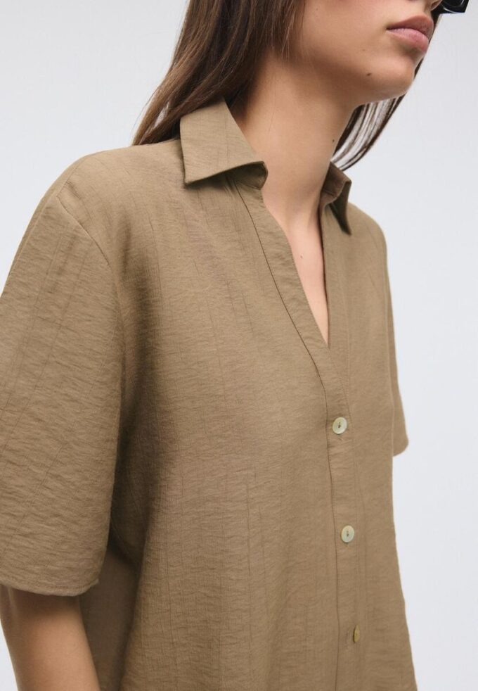 Camisa esvoaçante com botões
