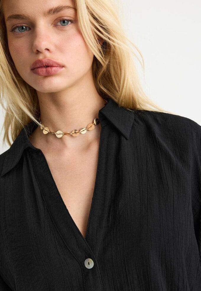 Camisa esvoaçante com botões Camisa esvoaçante com botões