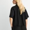 Camisa esvoaçante com botões Camisa esvoaçante com botões