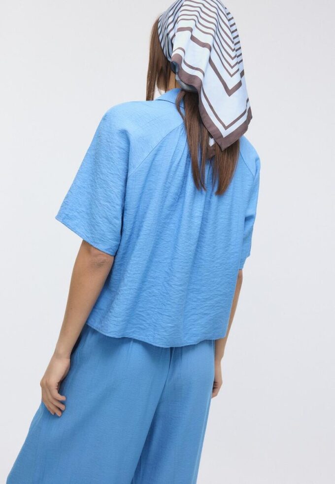 Camisa esvoaçante com botões