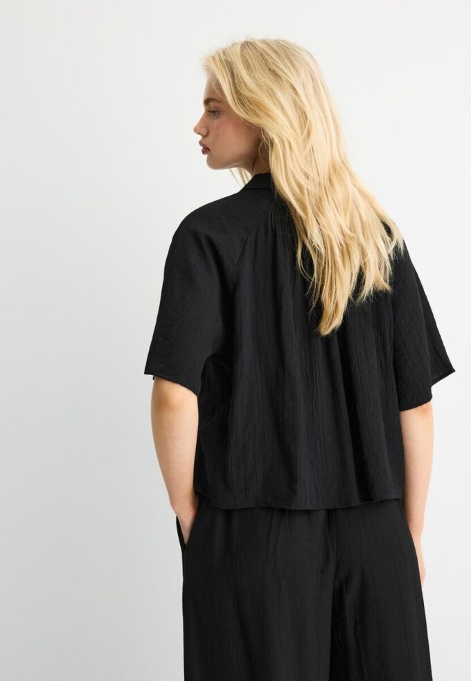 Camisa esvoaçante com botões Camisa esvoaçante com botões