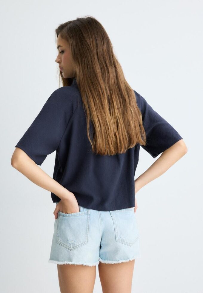 Camisa esvoaçante com botões