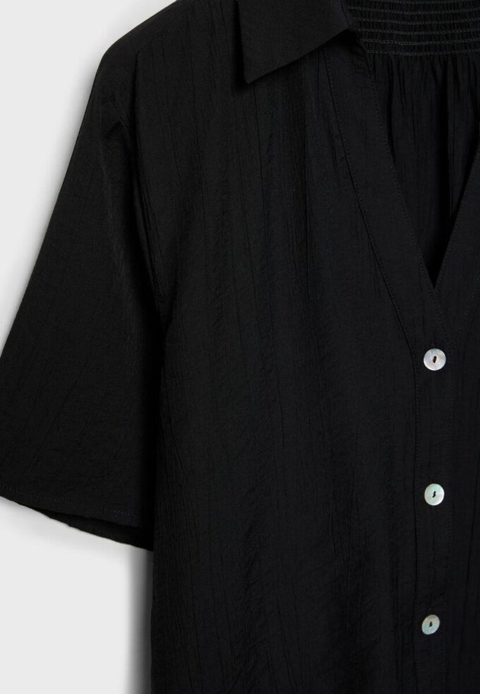 Camisa esvoaçante com botões Camisa esvoaçante com botões