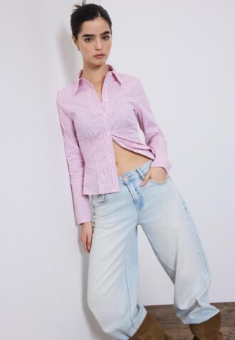 Camisa justa com costura sob o peito