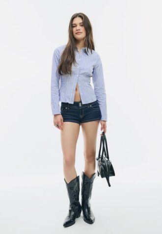 Camisa justa com costura sob o peito
