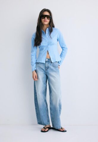 Camisa justa com costura sob o peito