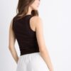Camisas com costas em V e canelado
