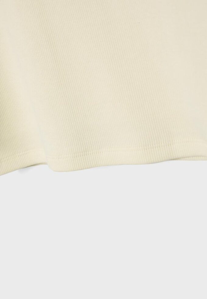 Camisas com costas em V e canelado