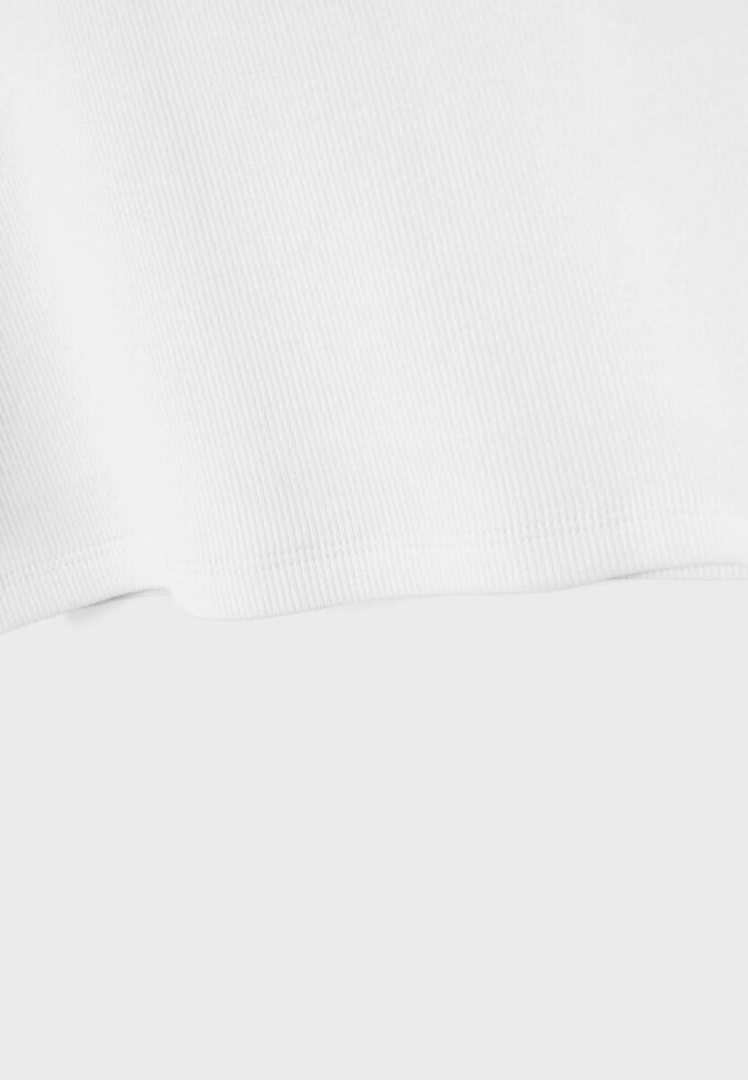 Camisas com costas em V e canelado