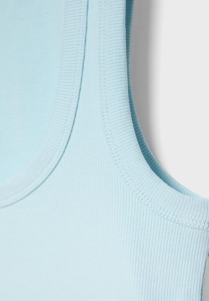Camisas com costas em V e canelado Camisas com costas em V e canelado
