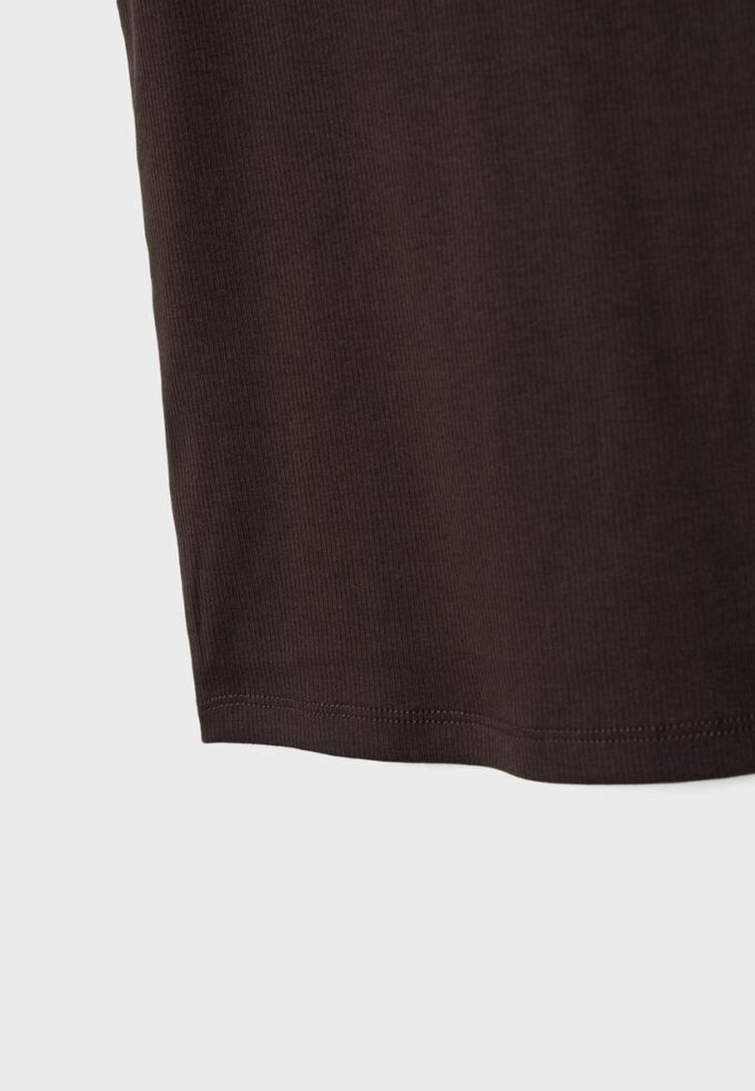 Camisas com costas em V e canelado