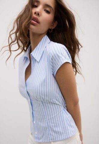 Camisas de manga curta com costura sob o peito